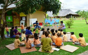 Trường học Thái Lan thiết kế bằng đất, tre dạy giáo lý Phật giáo